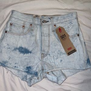 NEVER WORN Levi Shorts